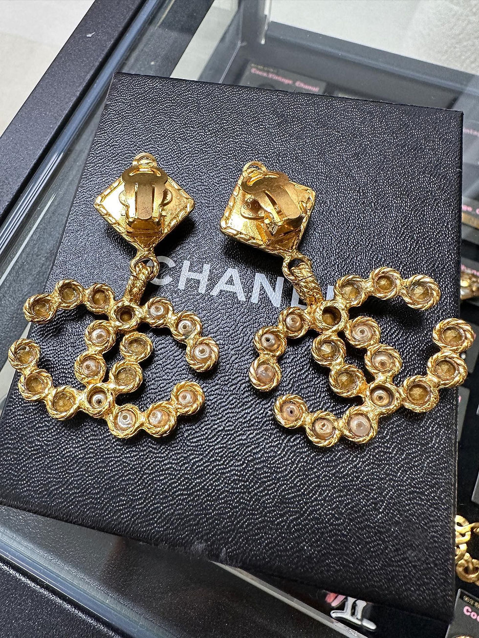 Thumbnail: Chanel Vintage 91 Diamond-Shaped Imitation Pearl Large CC Clip-on Earrings