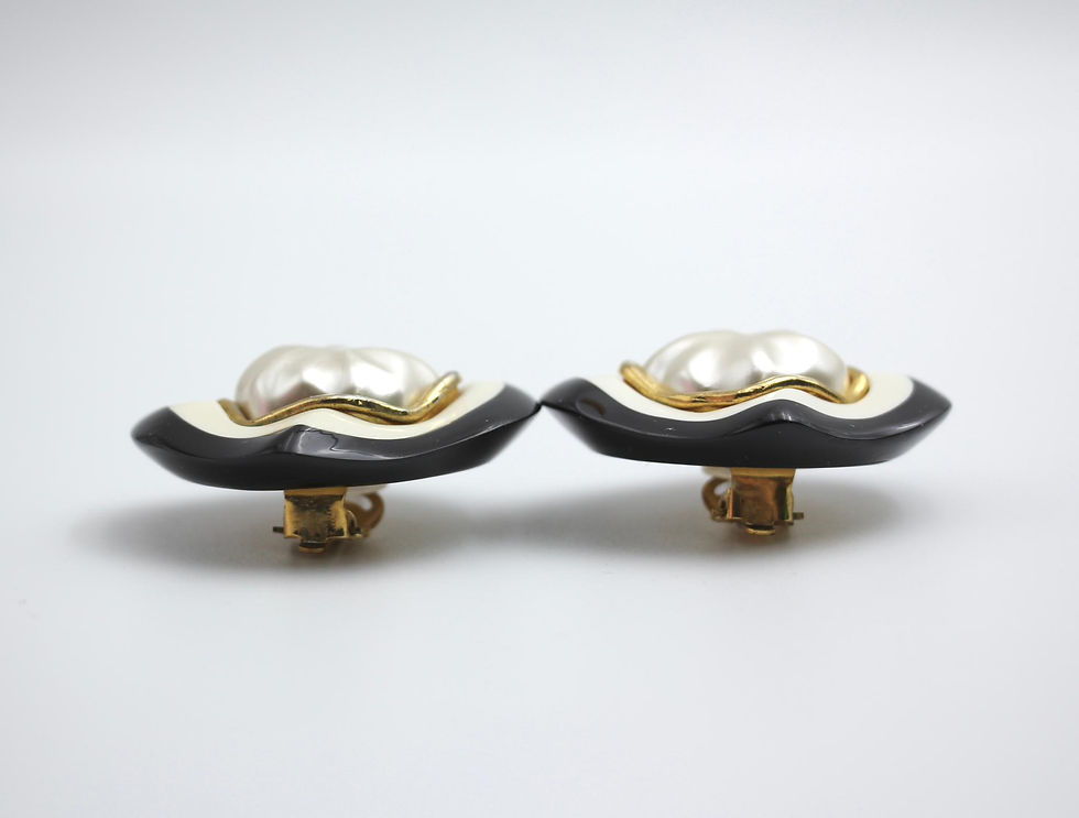 Thumbnail: Chanel Vintage 88 Imitation Pearl Resin Sunflower Egg Clip-on Earrings