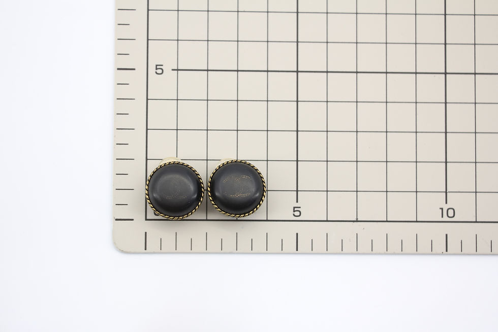 Thumbnail: Chanel Vintage 00A Metal Black Round Clip-on Earrings