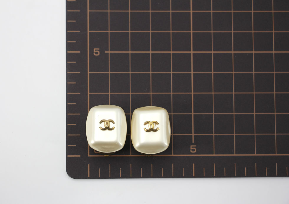 Thumbnail: Chanel Vintage 95A Imitation Pearl Rectangular CC Clip-on Earrings 