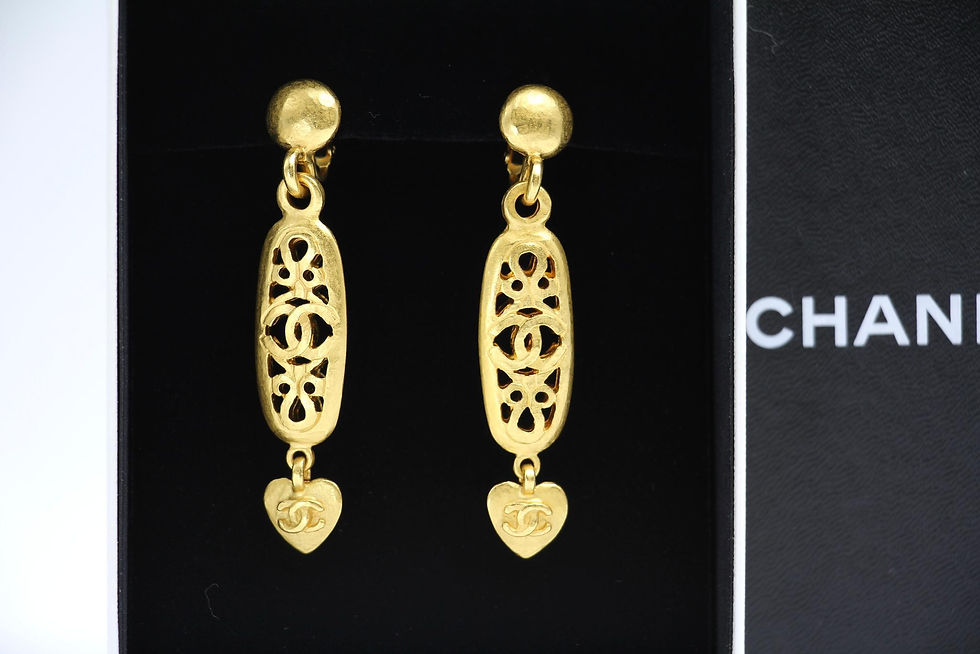 Thumbnail: Chanel Vintage 95P Gold-Plated Long Bar Heart Clip-on Earrings