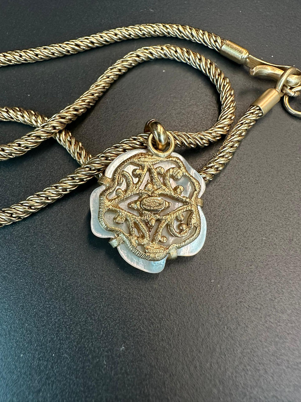 Thumbnail: Chanel Vintage 01A金屬貝母cc扭紋項鏈