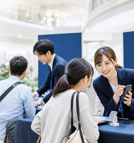 携帯販売イベントでの接客イメージ