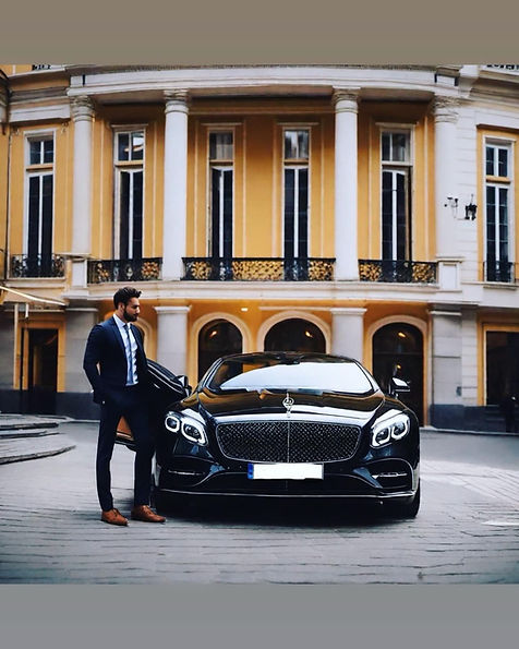 Hombre delante de un Mercedes Clase S