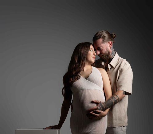 Sesión de embarazo en estudio en Alcoy Alicante con fondo claro y estilismo elegante.
