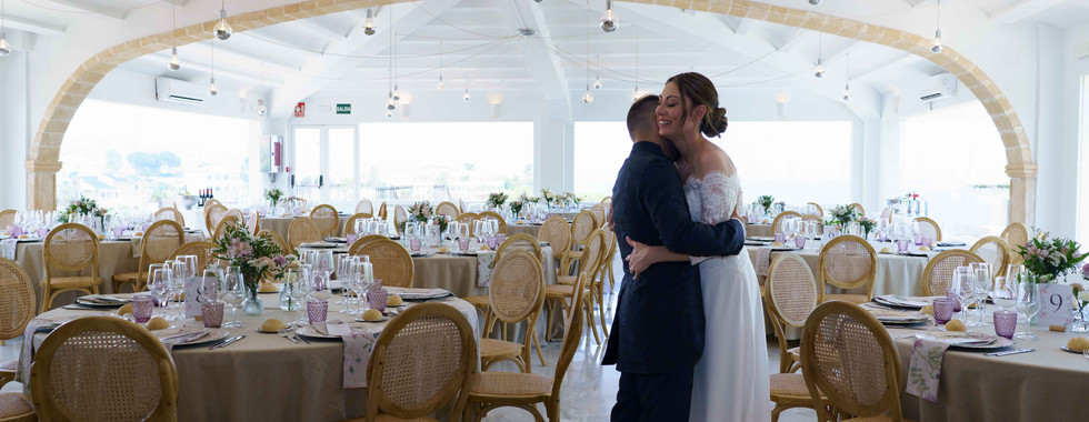 Novios intercambiando votos en una boda íntima en Alicante
