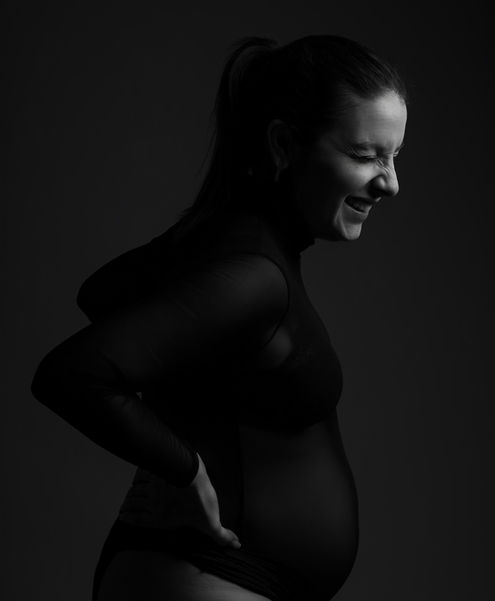 Fotógrafa de embarazo en Alcoy, sesión de maternidad con pareja en estudio.