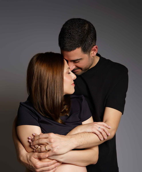 Embarazada en estudio en Alicante durante sesión profesional de fotografía prenatal.