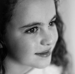 Sesión de fotos de comunión en estudio con luz suave y fondo neutro.