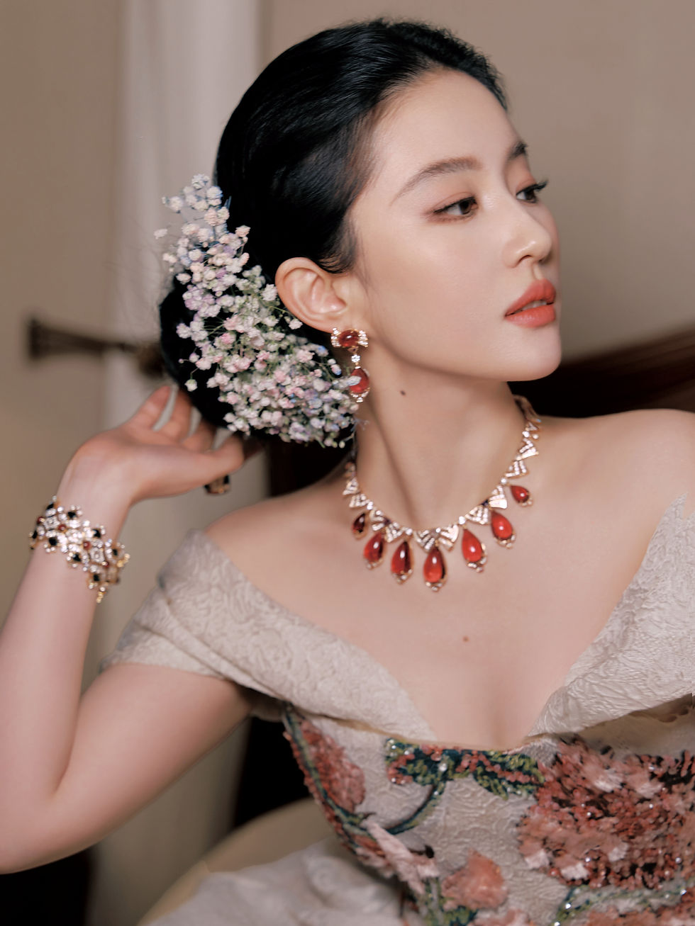 她是坠入人间的白色精灵，每一步都踏在星河之上，永远的C位，她是谁？ | 丽之林医学美容中心 - 好莱坞黑钻镭射！