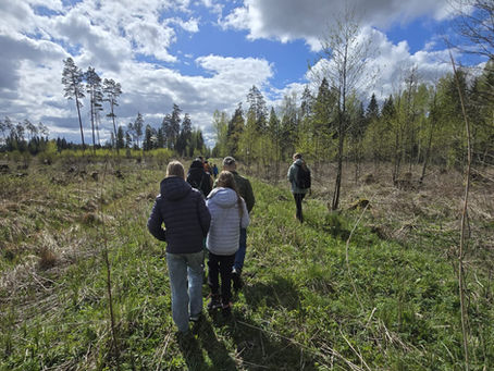 Mežinieku iedzīvotāji pārgājienā bauda Latvijas pavasari