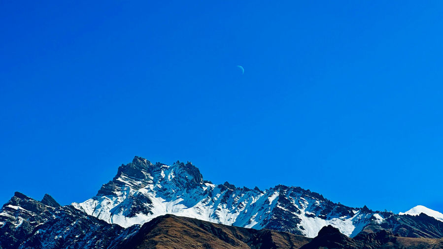 Cielo sereno con montagne innevate