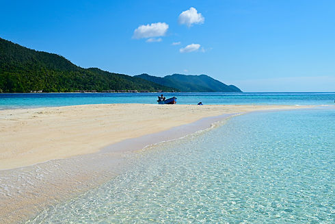 Una spiaggia con una barca in acqua