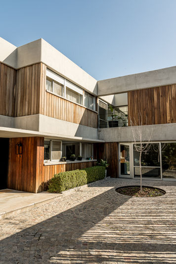 Edificio moderno de hormigón y madera con patio.
