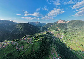 Veduta aerea con drone di Paularo in Friuli Venezia Giulia - Reportage turistico