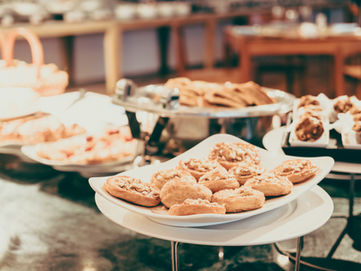 Quantidade de Salgados por Pessoa Necessária para um Evento: Guia Completo para Organizar Festas Perfeitas