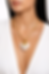 Collier doré en acier inoxydable avec pendentif cœur blanc porté sur mannequin
