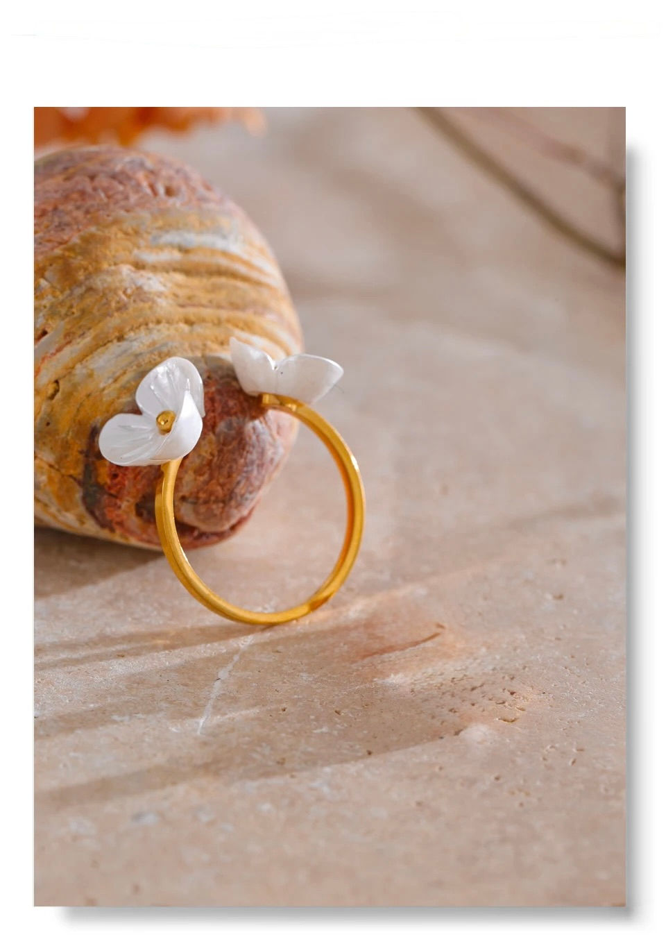 Miniature : bague fleur blanche en résine