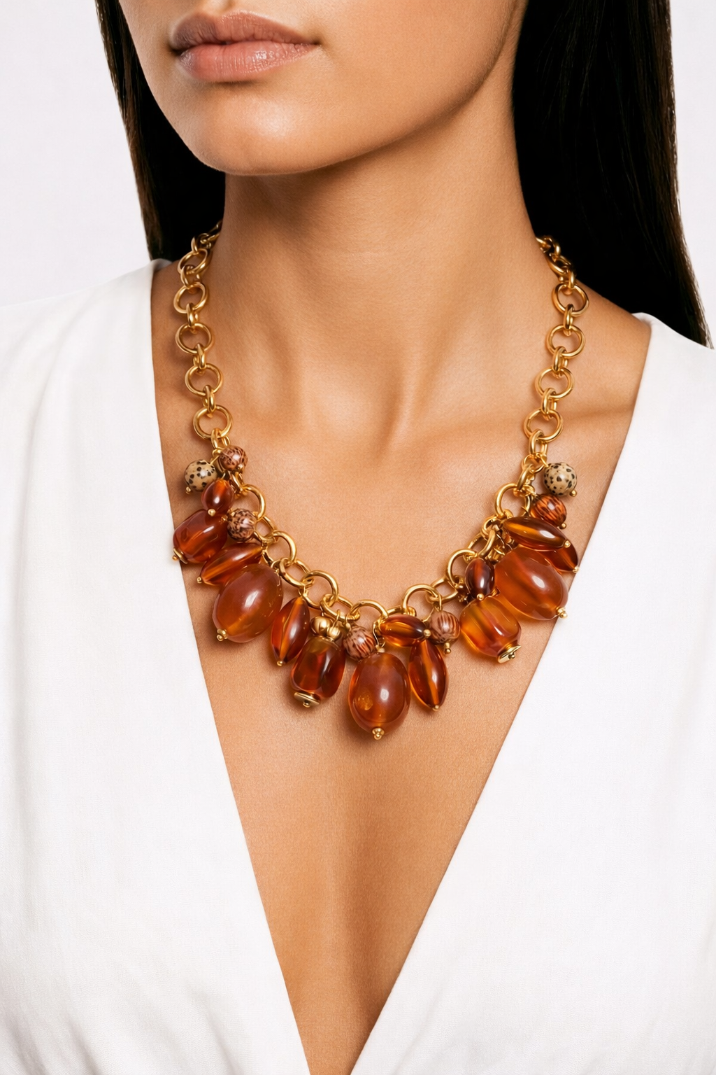 mannequin portant collier doré en acier inoxydable avec pendentifs effet ambre