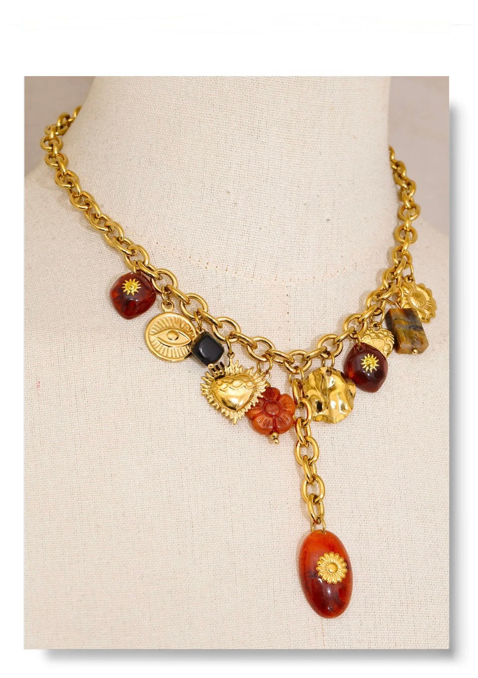 Miniature : Collier en acier doré avec pendentifs charms et résine ambrée