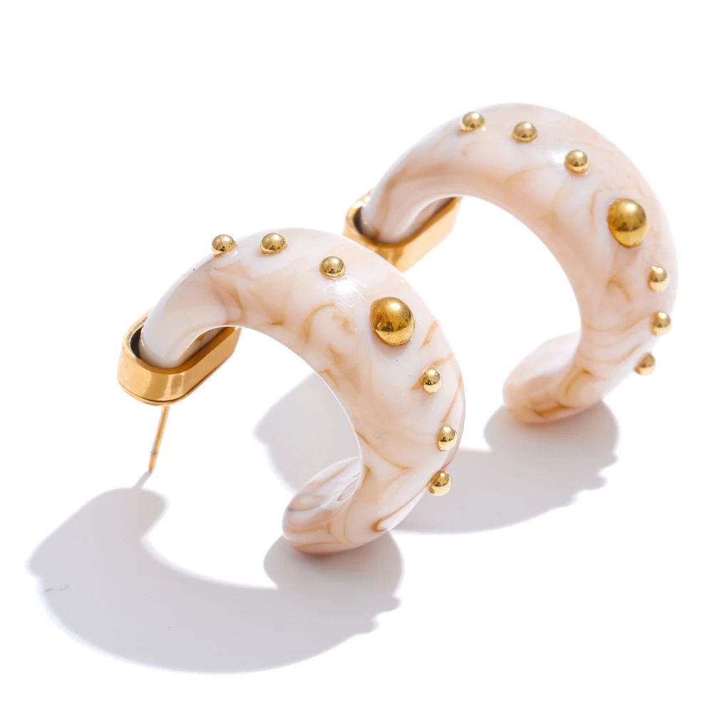 boucles d’oreilles en résine marbrée beige avec détails dorés style chic moderne