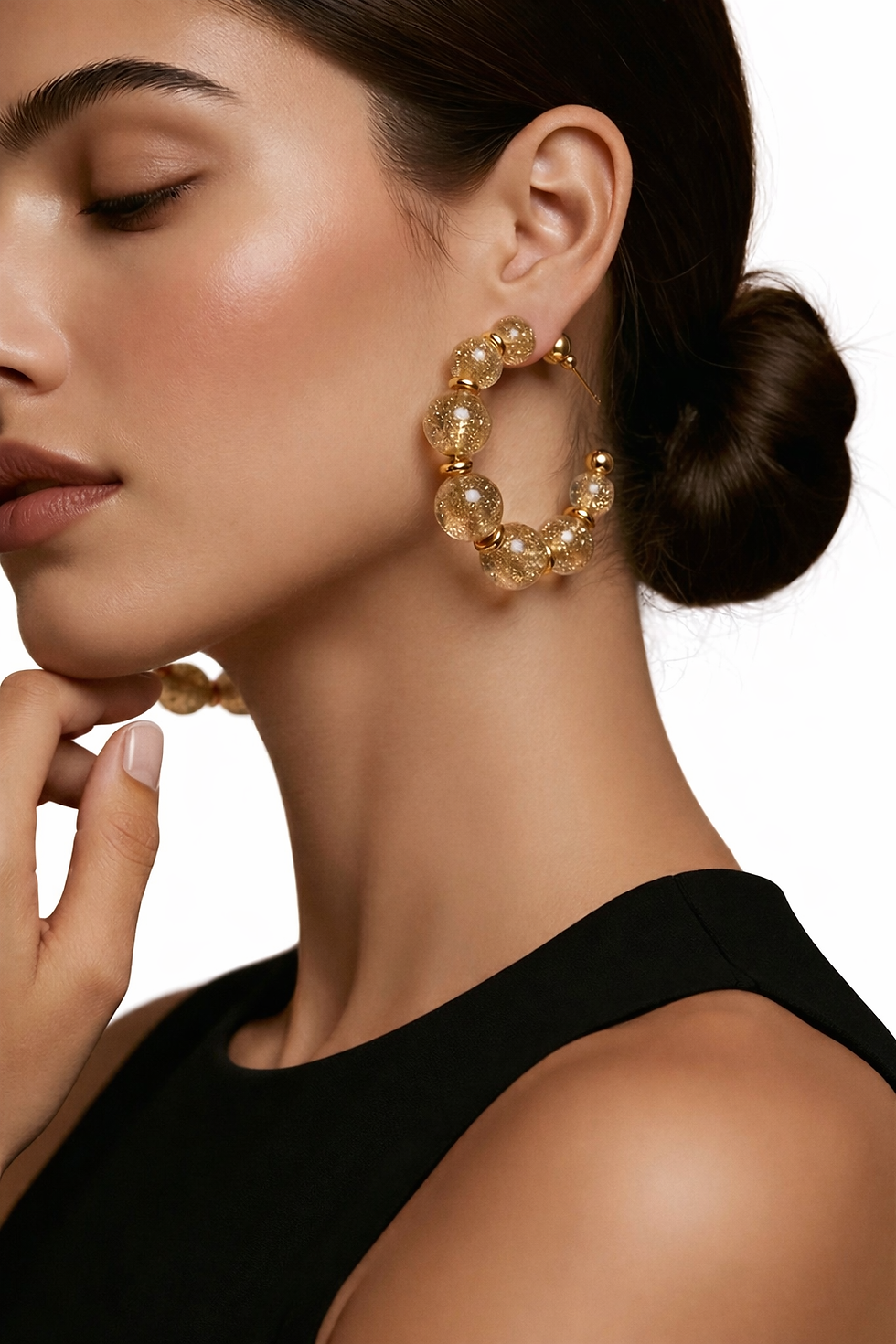 Miniature : boucles d’oreilles en acrylique pailletée sur mannequin