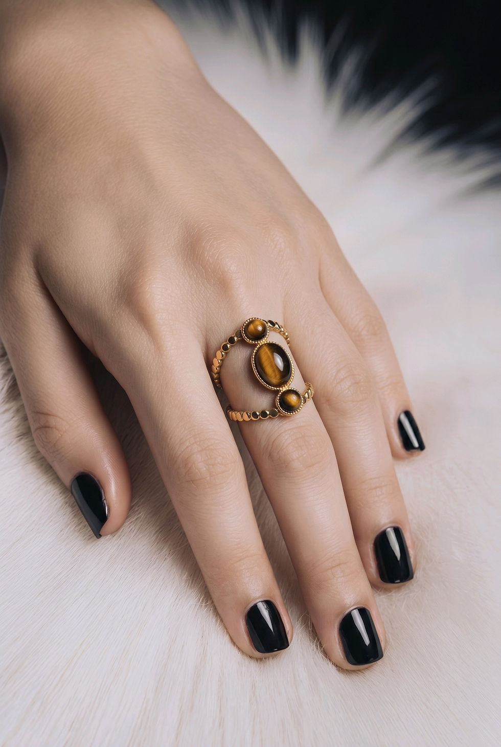 Miniature : bague pierre oeil de tigre en acier doré porté sur une main