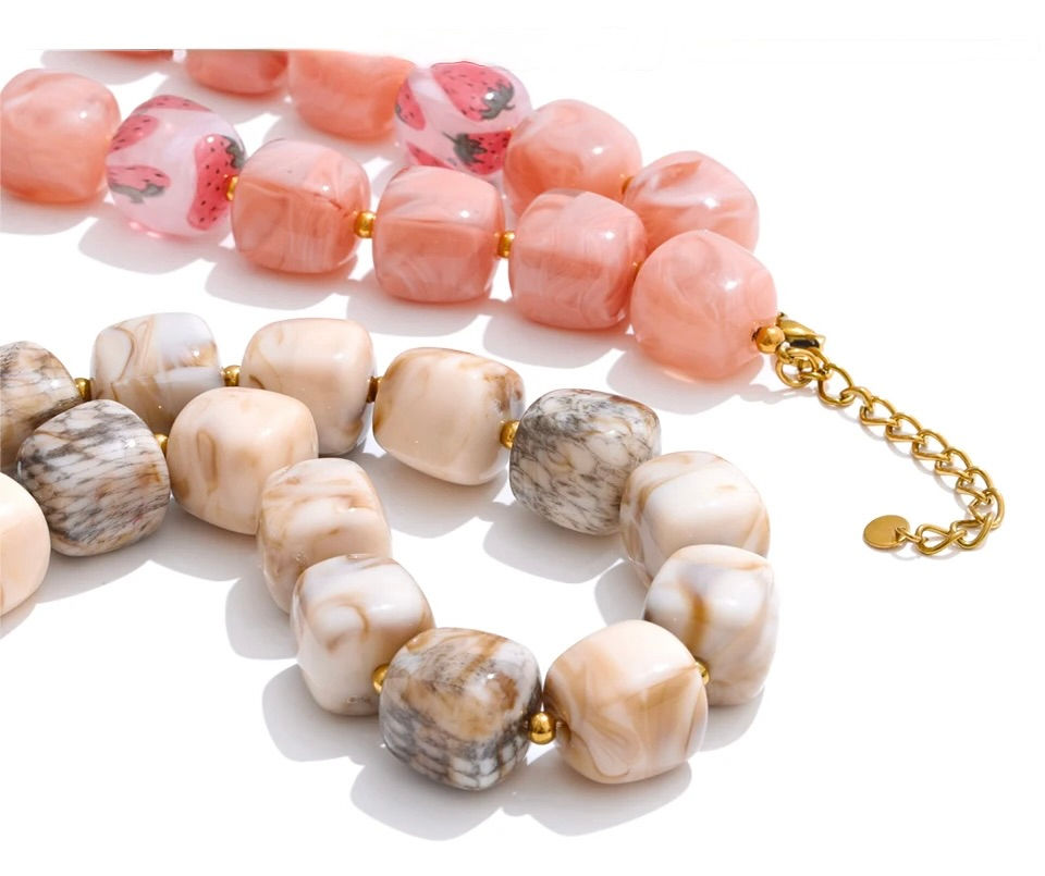 Miniature : collier perles cubiques rose et beige zoom sur la chaine