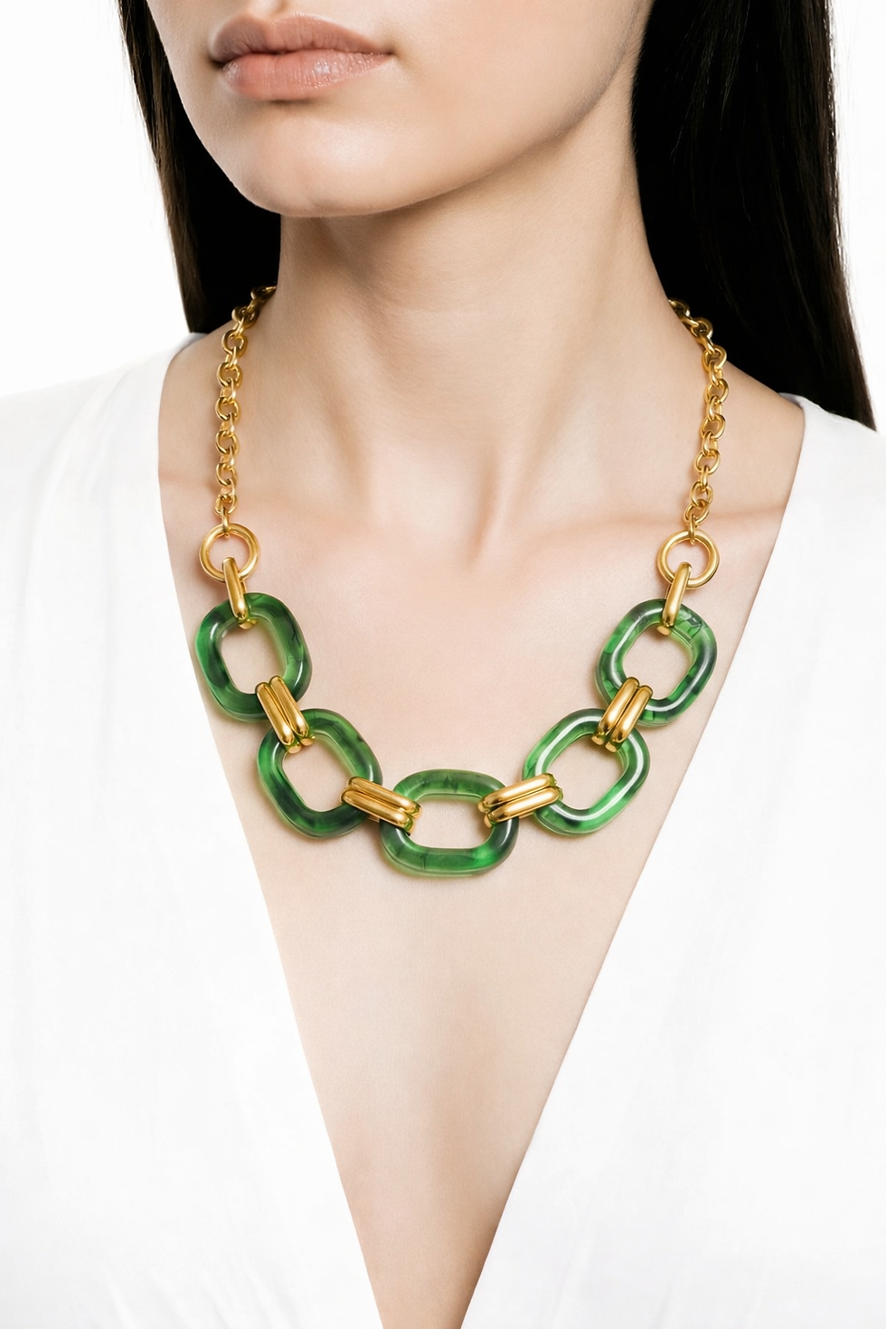 mannequin portant un collier femme en résine vert avec maillons en acier doré