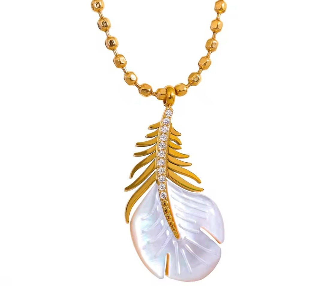collier avec une plume en nacre