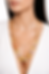 Collier charms doré en acier inoxydable avec pendentifs corail porté sur mannequin en robe blanche