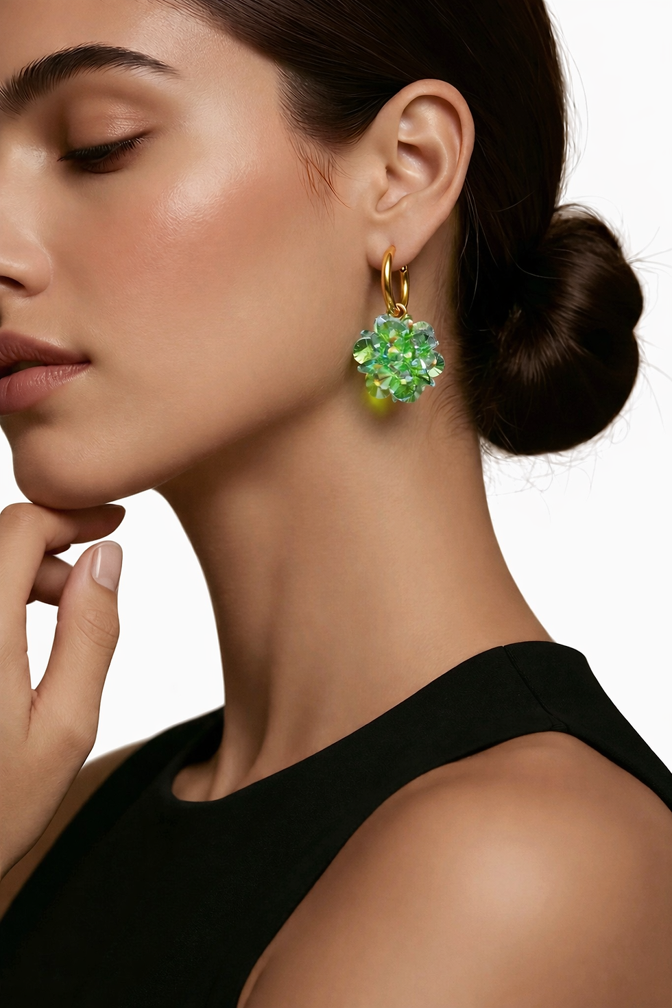 Miniature : mannequin portant boucles d’oreilles fleur en cristal vert design élégant et lumineux