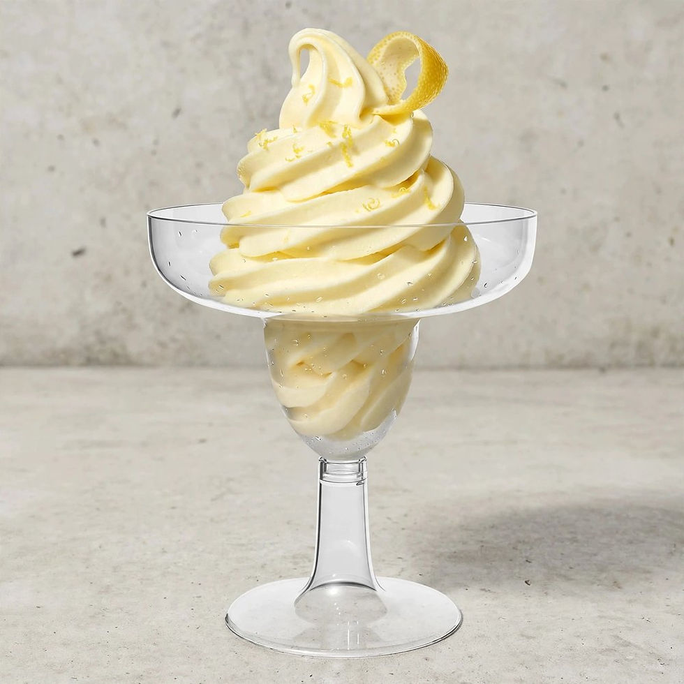 Gelado soft de limoncello servido numa taça elegante de vidro com pé, decorado com raspas de limão.