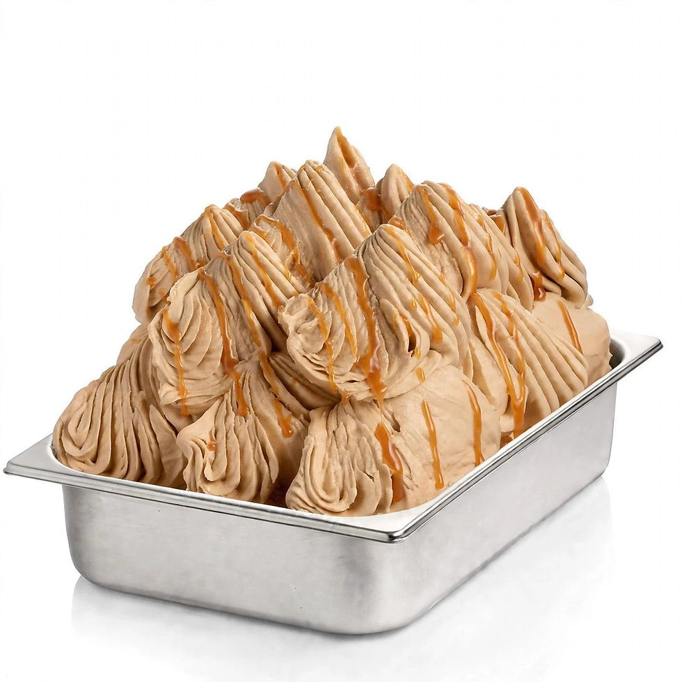 Cuba inox de gelado contendo uma porção de gelado artesanal de toffee, com textura cremosa e tom dourado.