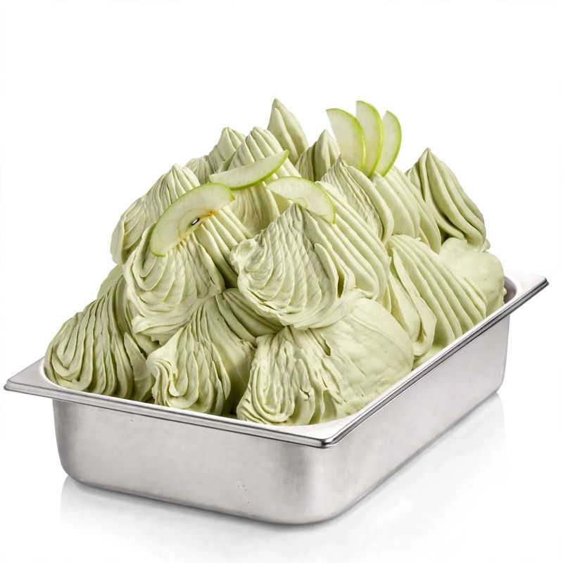 Cuba de gelado artesanal de maçã verde de cor luminosa decorada com fatias de maçã