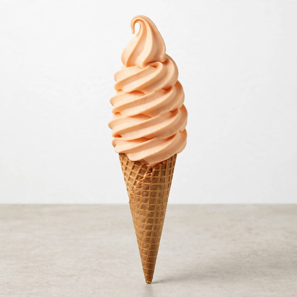 Gelado soft vegan de pêssego servido em cone de bolacha crocante, exibindo uma cor alaranjada suave e textura cremosa.