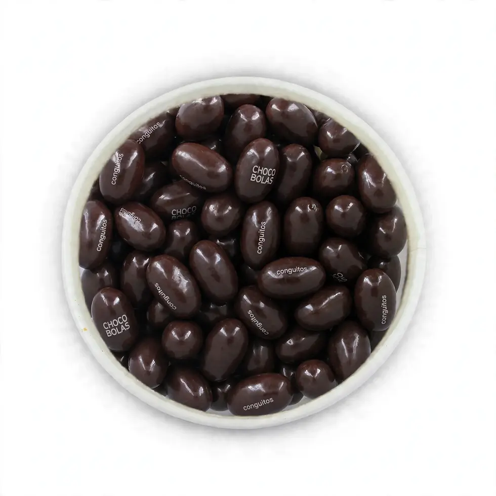 Tigela branca cheia de Conguitos negros (amendoins cobertos com chocolate negro), vista de cima, centralizada no painel de