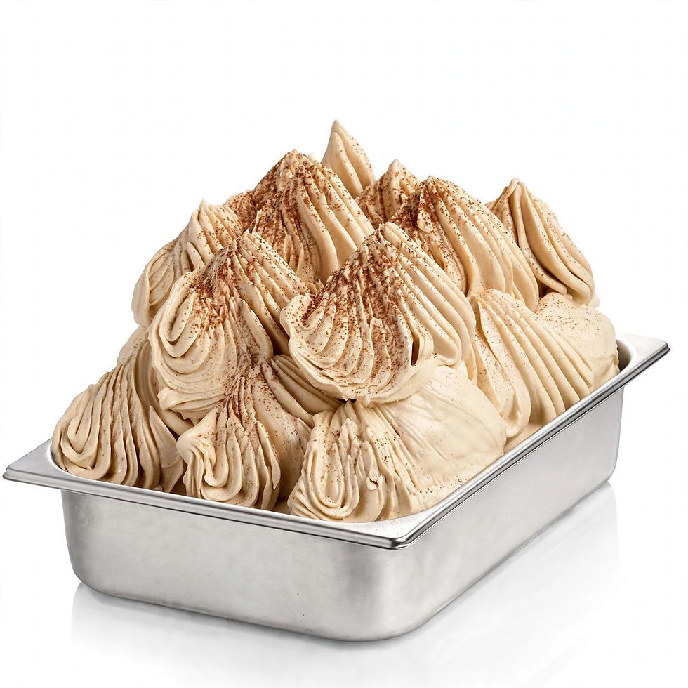 Cuba inox de gelado contendo uma porção de gelado artesanal de mascarpone, com textura cremosa e tom bege suave.