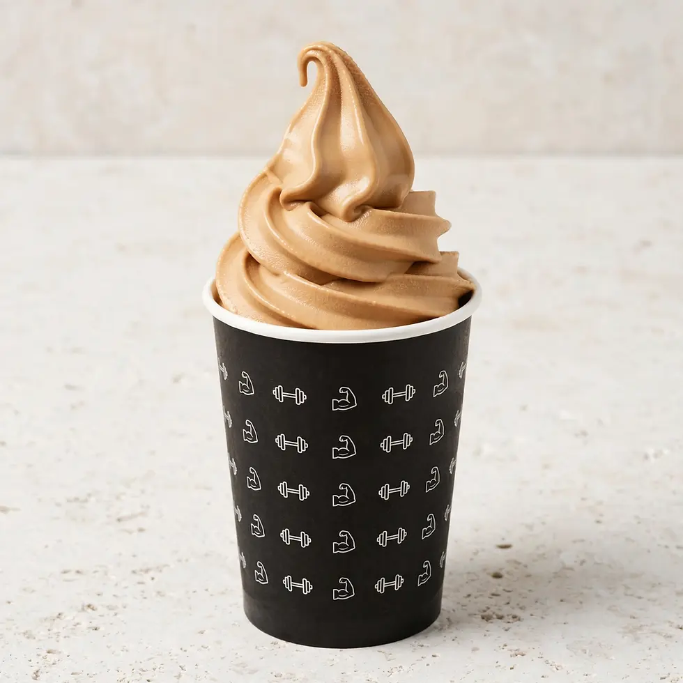 Copo preto com padrão fitness de halteres, cheio com gelado soft de caramelo proteico castanha e cremoso em espiral.