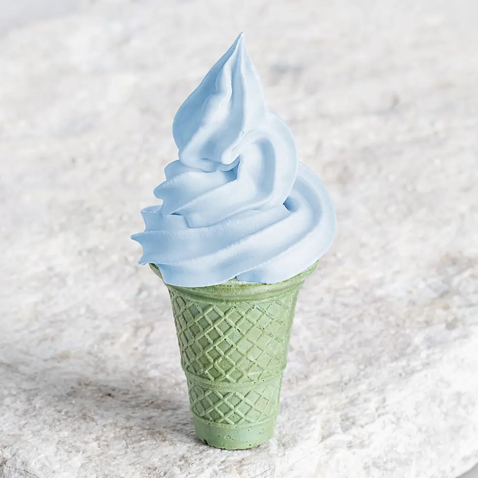 Cone verde de matcha com gelado soft de spirulina azul pastel cremoso