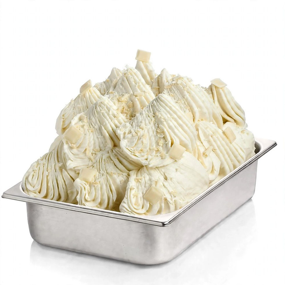 Cuba inox de gelado contendo uma porção de gelado artesanal de chocolate branco, com textura cremosa e tom marfim.
