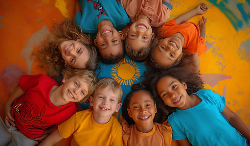 un-grupo-de-ninos-con-camisas-de-colores-brillantes-con-el-sol-en-ellos.jpg