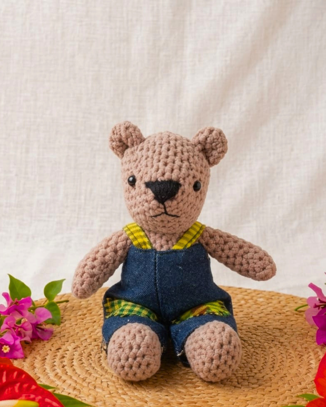 Porte-clés ourson en crochet beige 18 cm habillé d'une salopette en jean et bretelles madras jaune faite main en Martinique