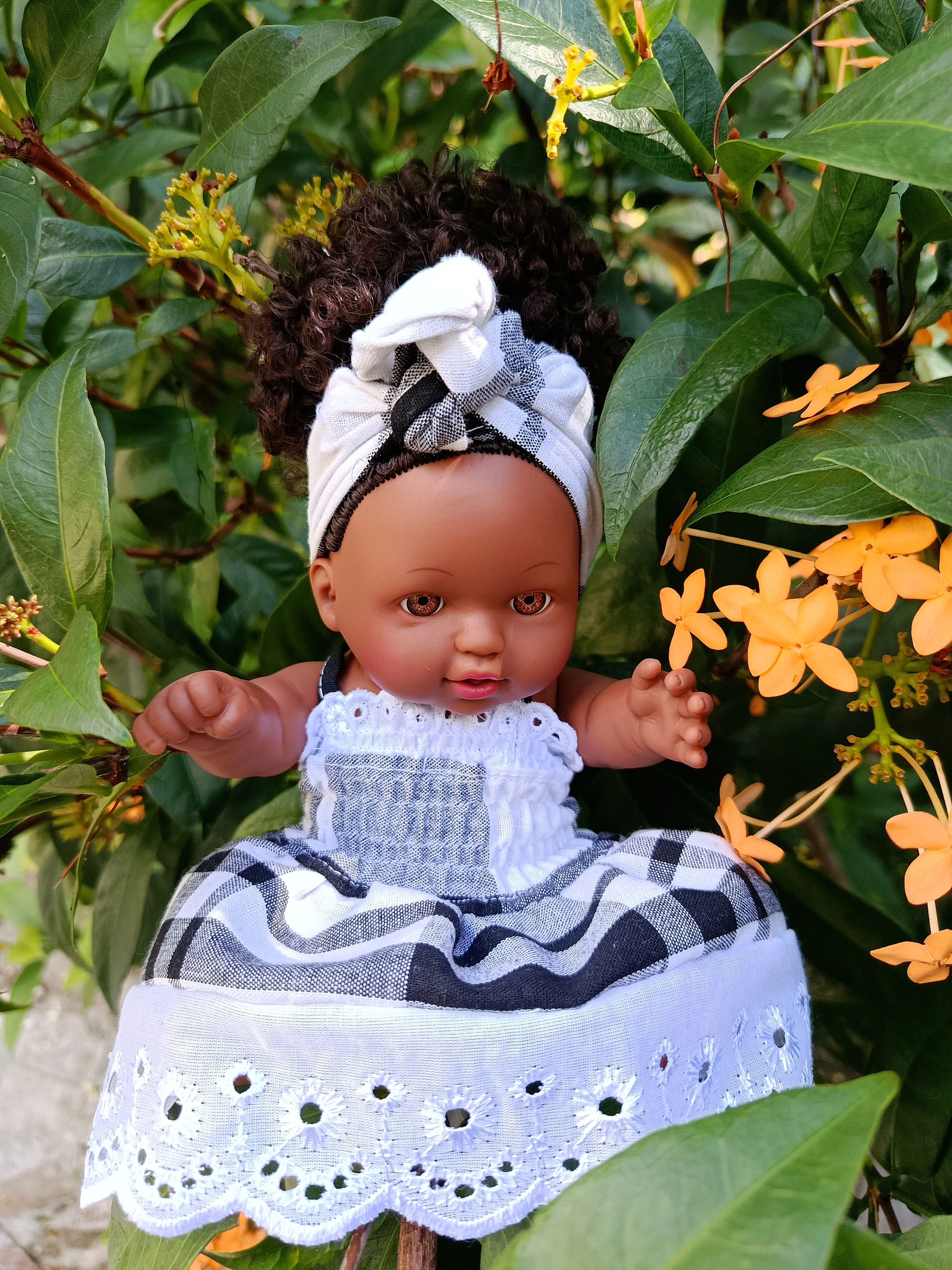 Poupée noire artisanale en madras noir et blanc, maré tèt revisité et dentelle fine, souvenir de Martinique fait main