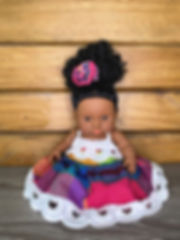 Poupée madras artisanale Élégance et Couleurs en robe traditionnelle multicolore avec dentelle, confectionnée à la main