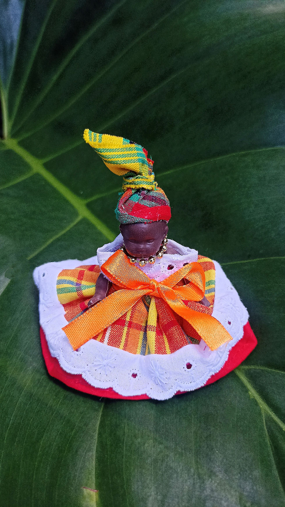 Porte-clés poupée madras fait main en Martinique avec robe rouge et jaune, accessoire artisanal unique