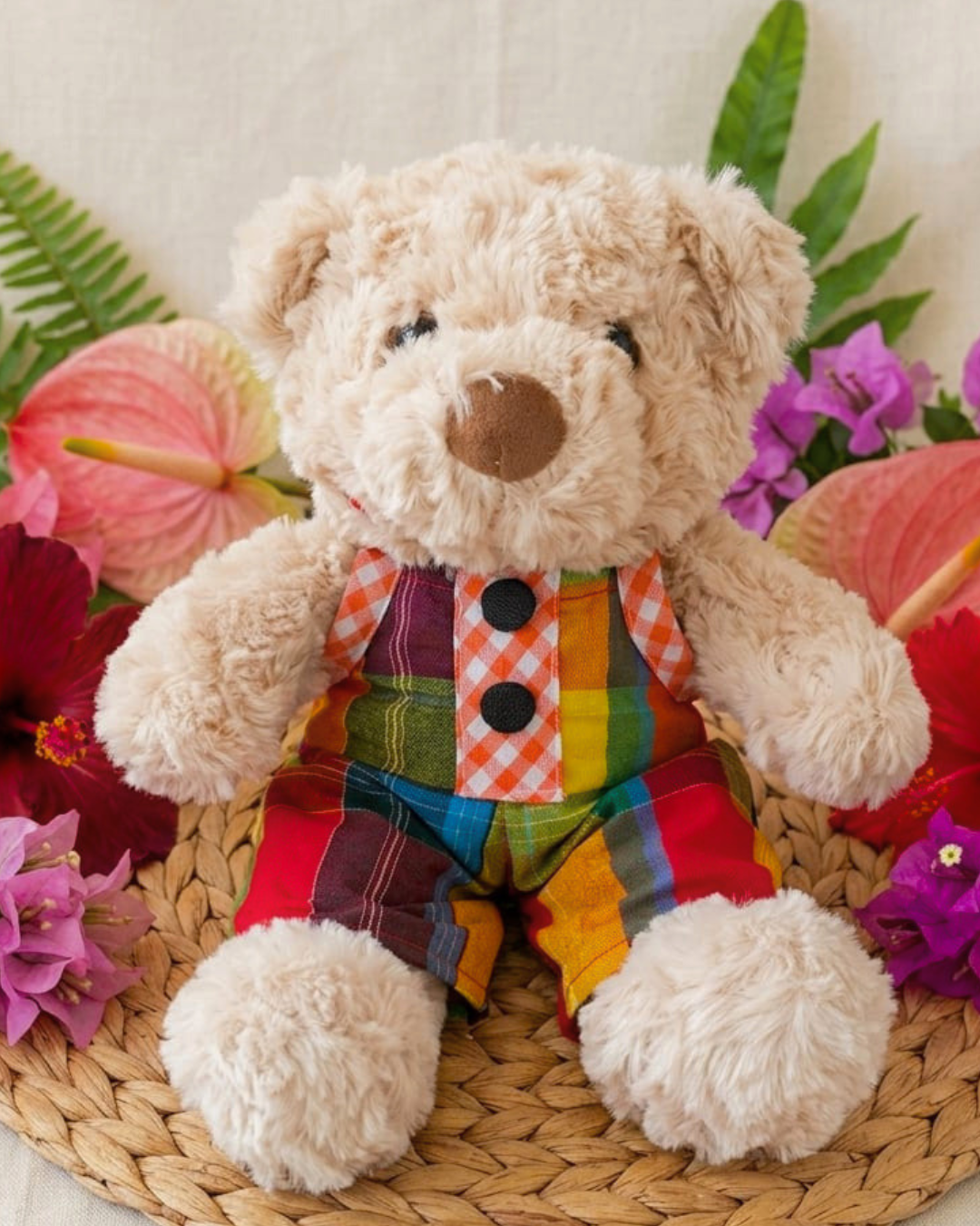 Peluche ourson beige en salopette madras multicolore avec bretelles vichy orange et boutons noirs fait main en Martinique