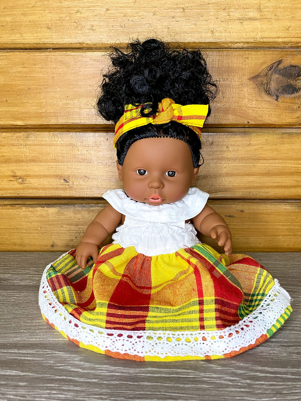Poupée madras artisanale Rayonnement Créole en robe traditionnelle jaune et rouge, confectionnée à la main en Martinique.