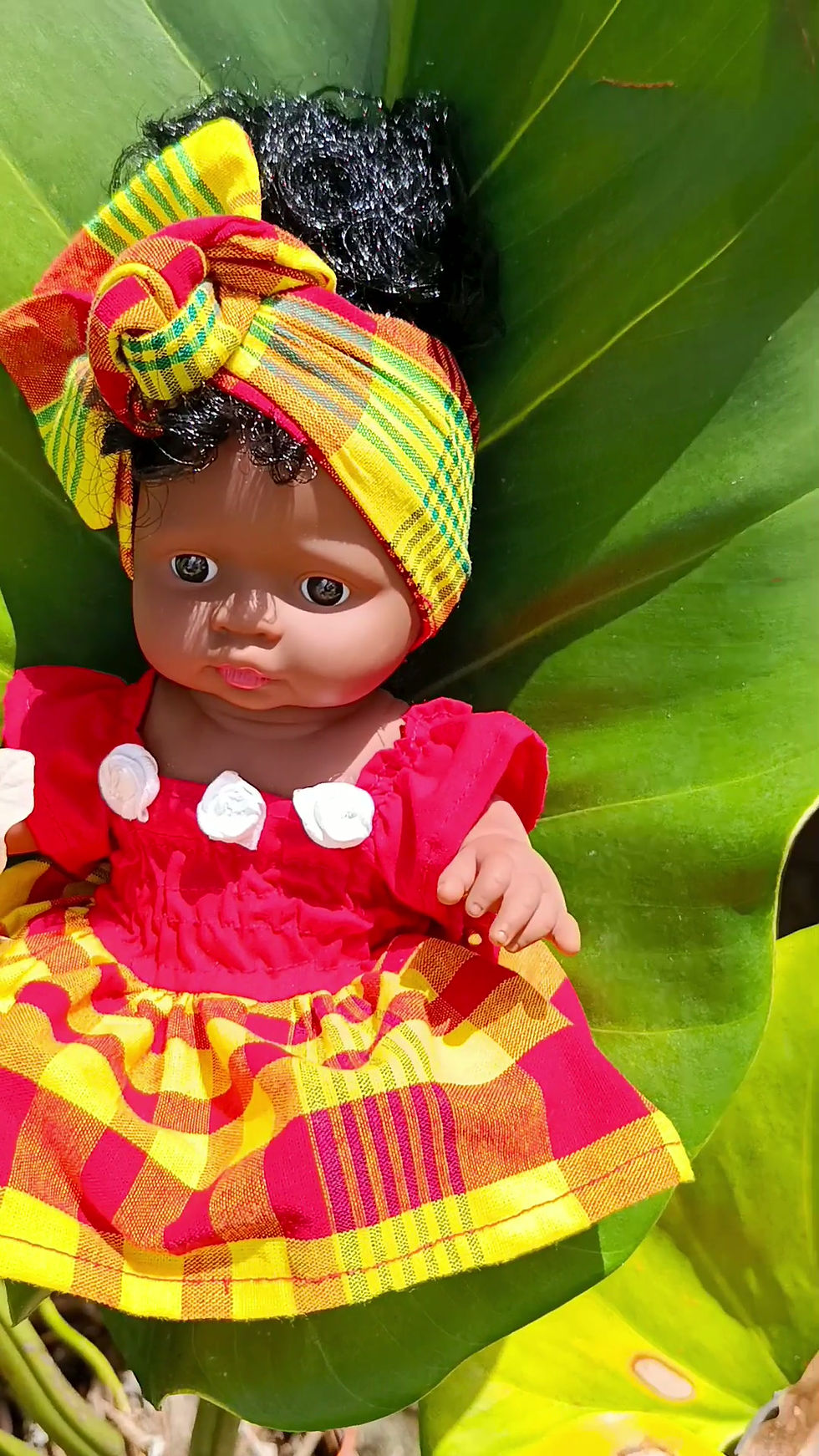 Vidéo Poupée Artisanale Madras Rouge et Jaune avec son maré tèt