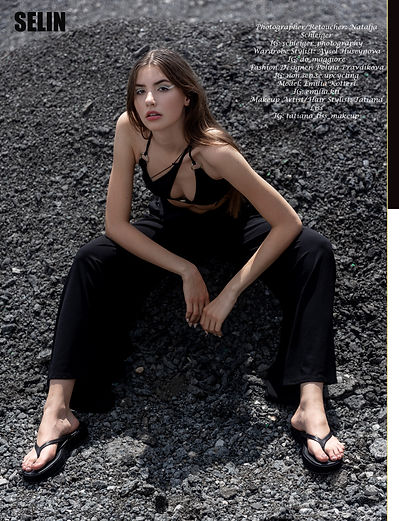 Zeitgenössisches Kleidungs-Styling für ein internationales Fashion-Editorial im SELIN Magazin (Rhein-Main).